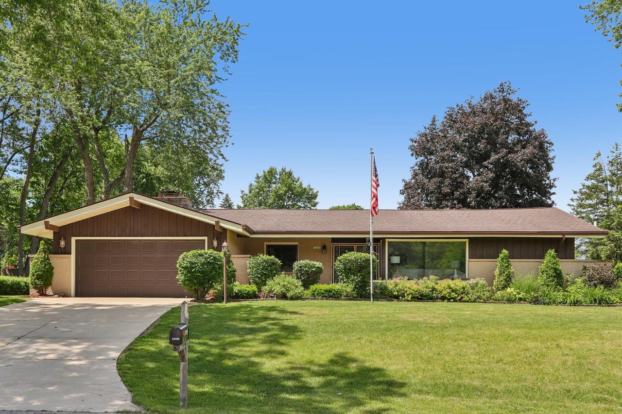 13295 W Old Oak Ct, New Berlin, WI 53151
