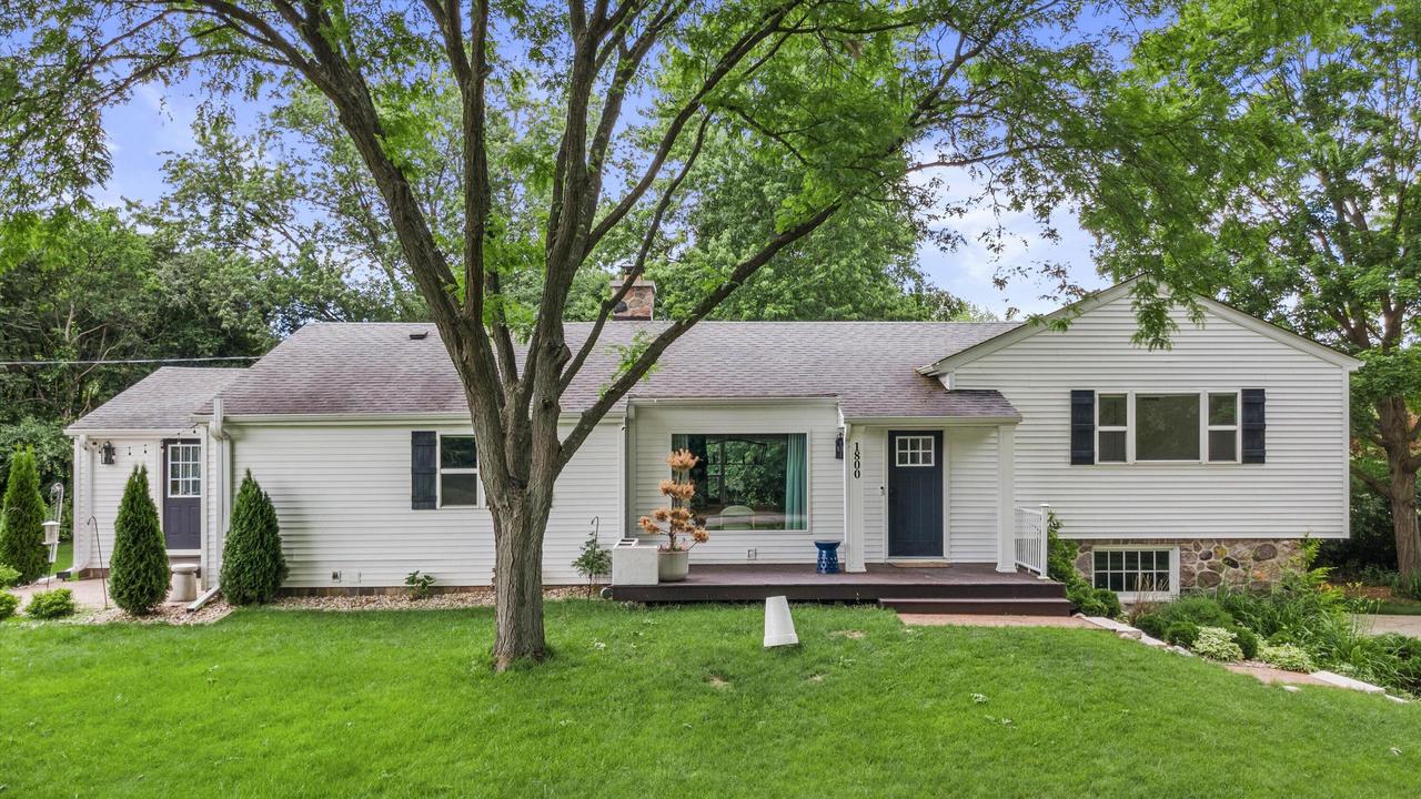 1800 Fairfax Dr, Elm Grove, WI 53122