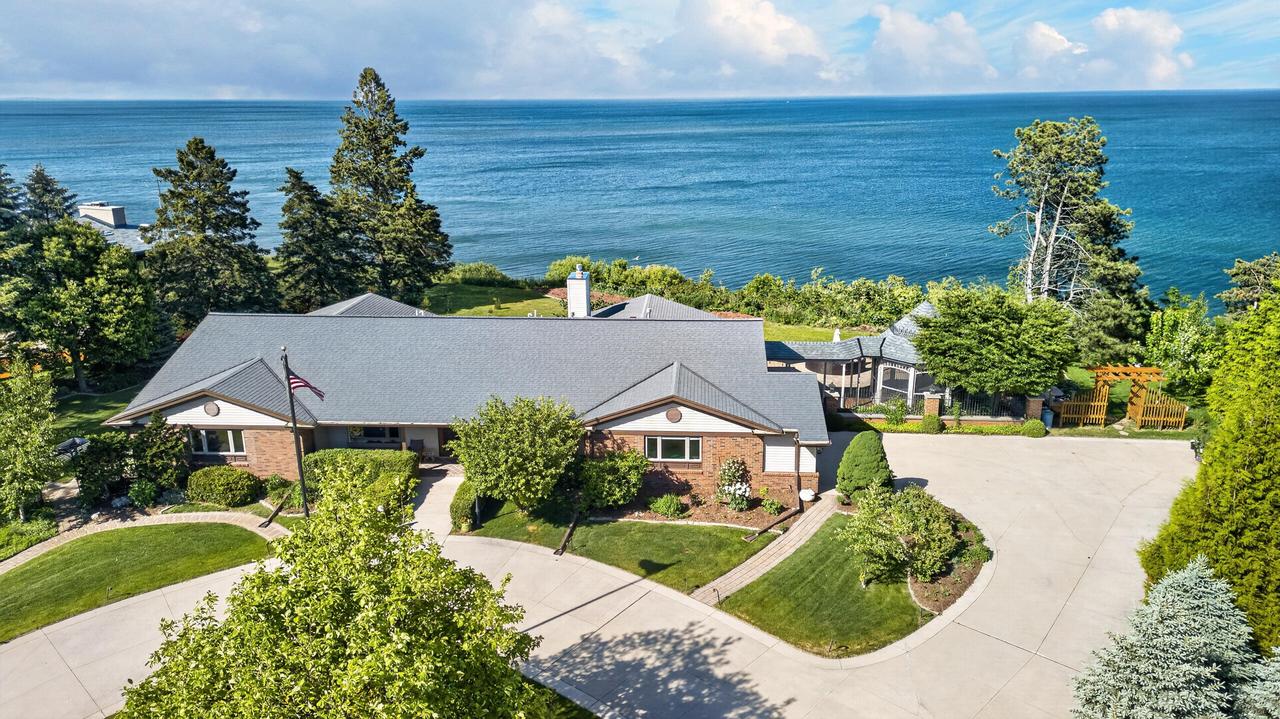 620 Oak Tree Rd, Sheboygan, WI 53083