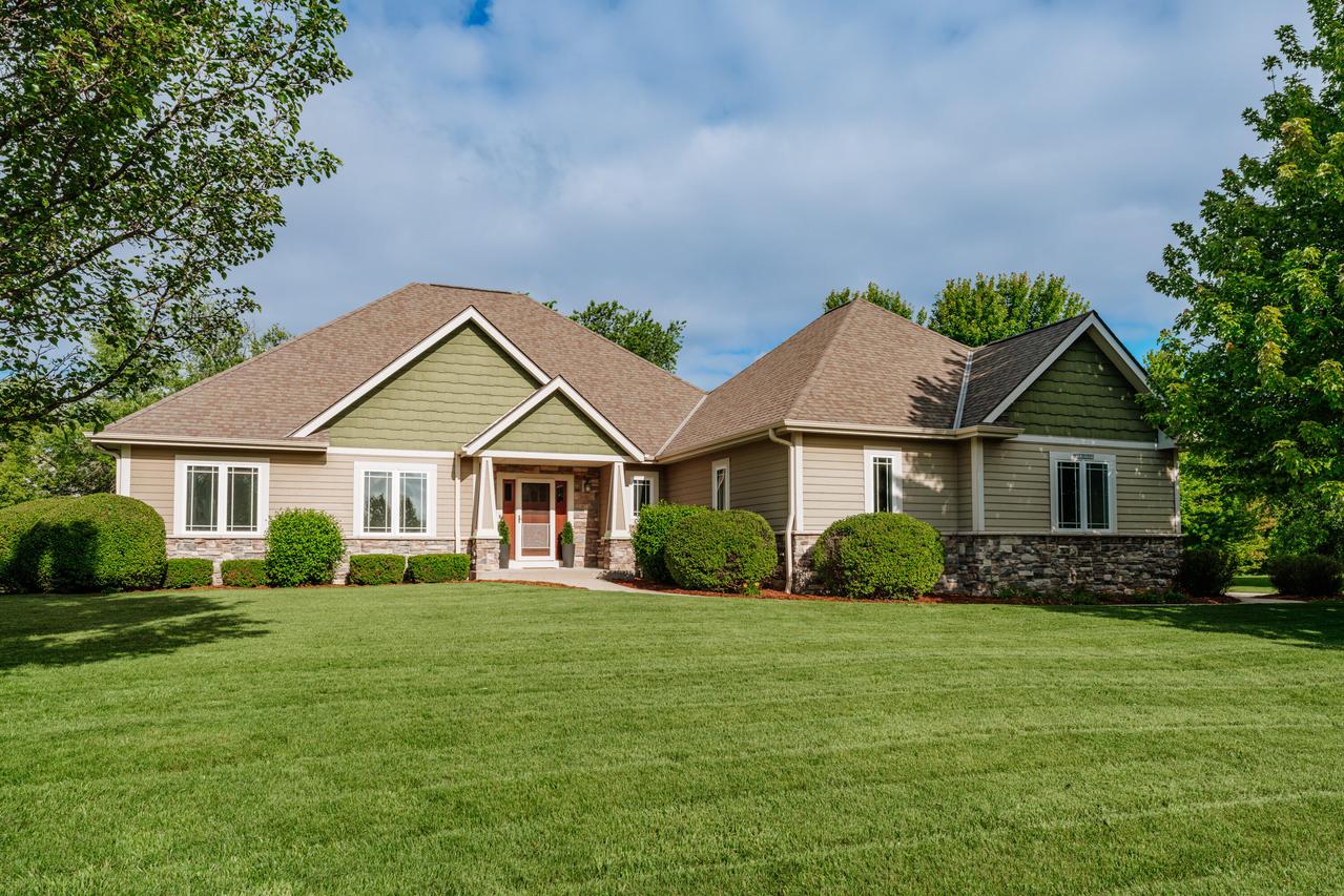 W193N5889 Canary Dr, Menomonee Falls, WI 53051