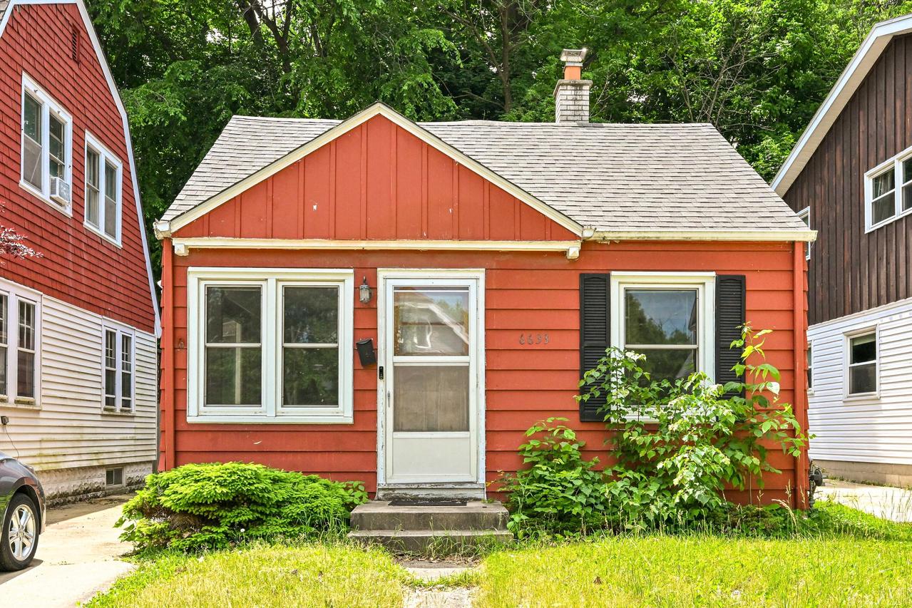 6633 Hillside Ln, Wauwatosa, WI 53213