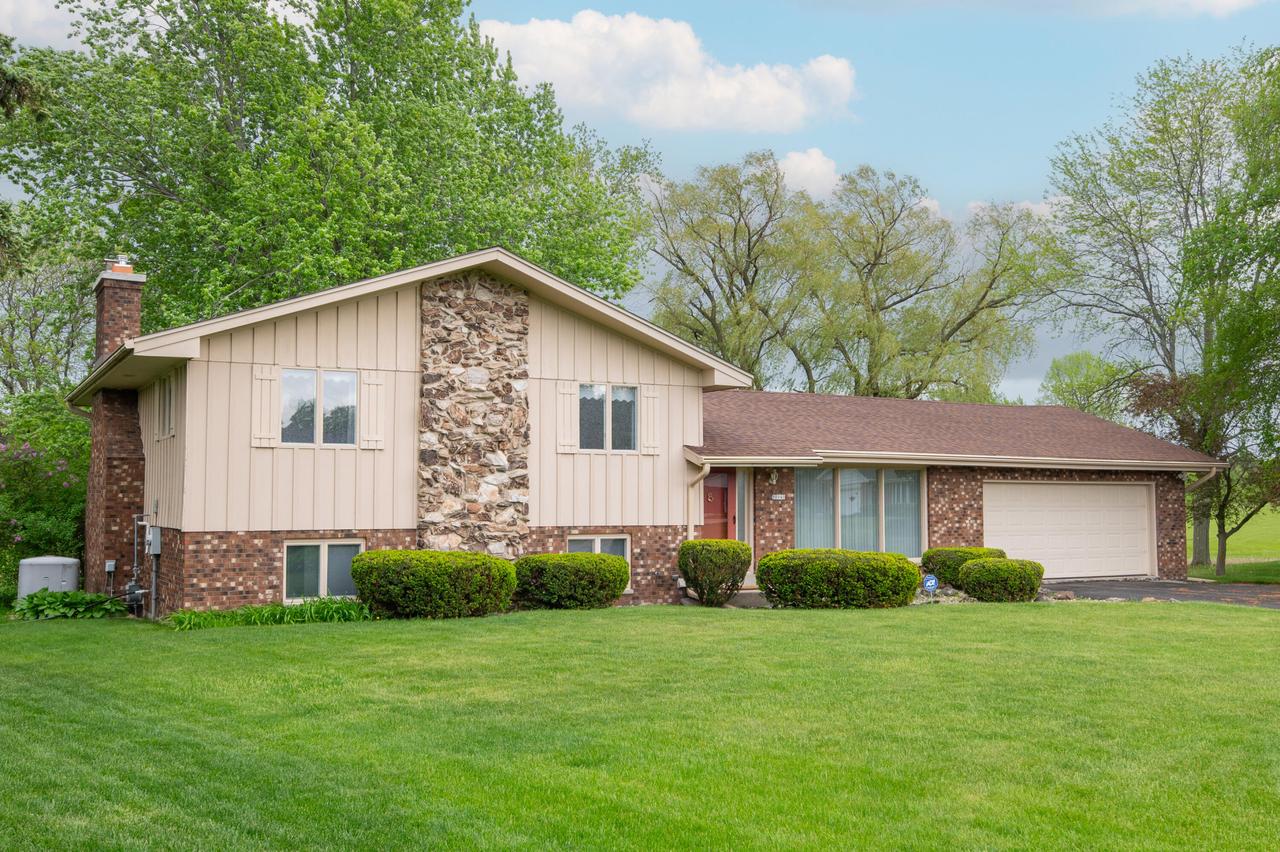 11040 N Riverland Ct, Mequon, WI 53092