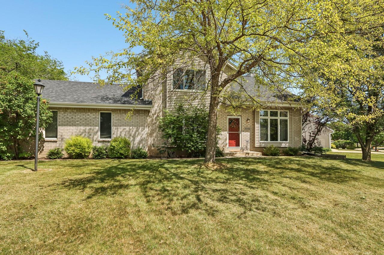 3332 E Debbie Dr, Oak Creek, WI 53154