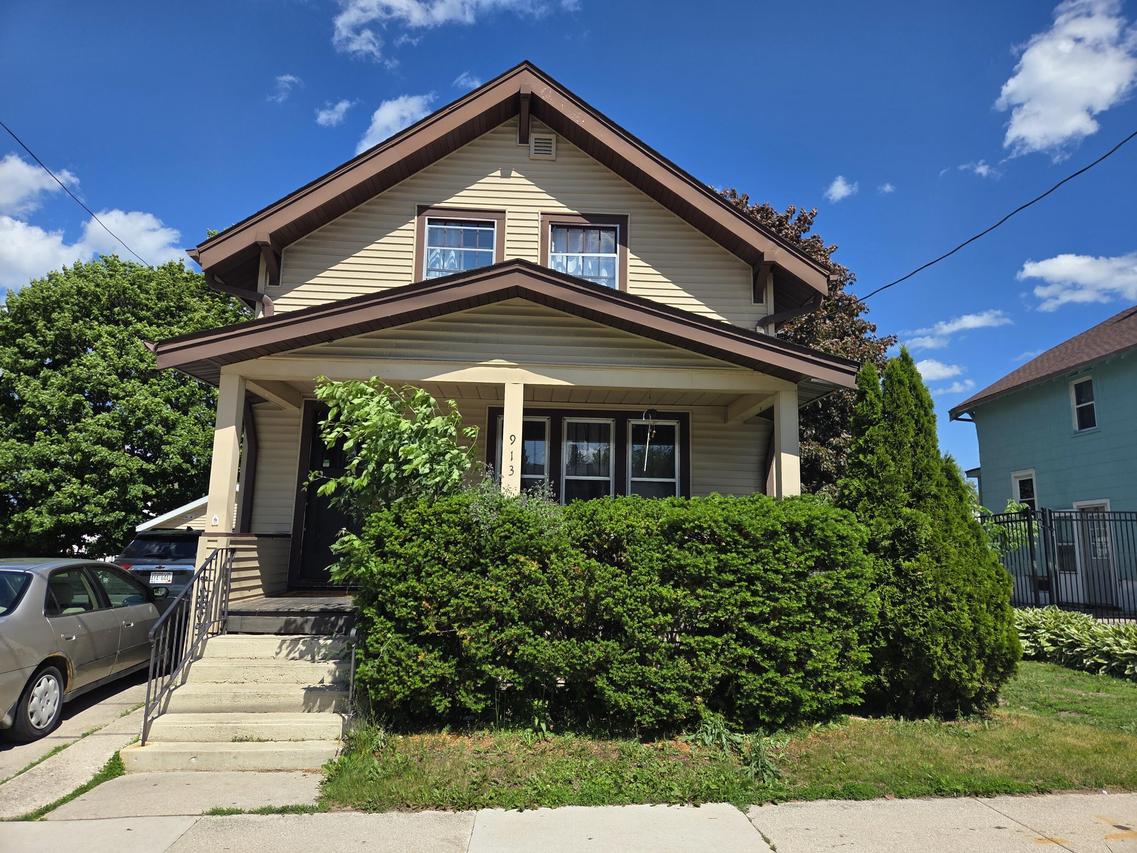 913 S 21st St, Manitowoc, WI 54220