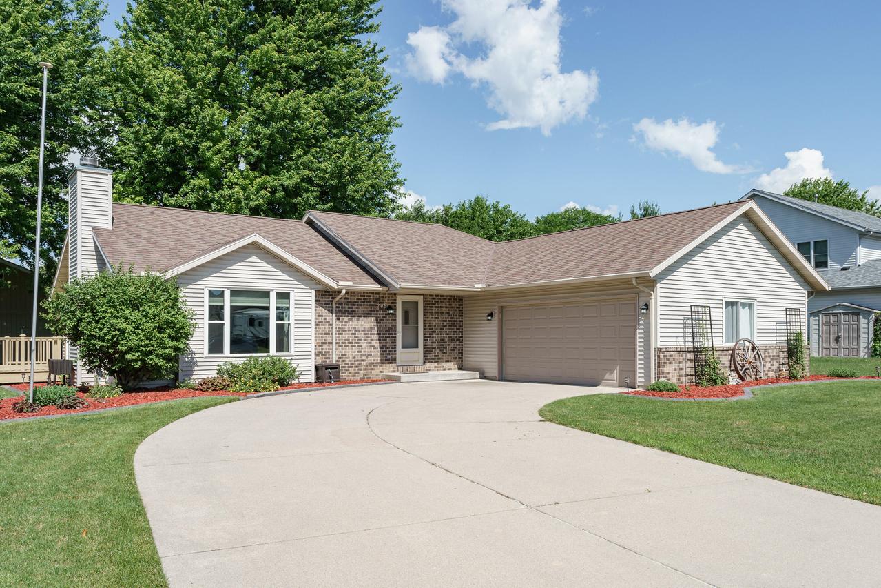 706 Woodbridge Trl, Watertown, WI 53094