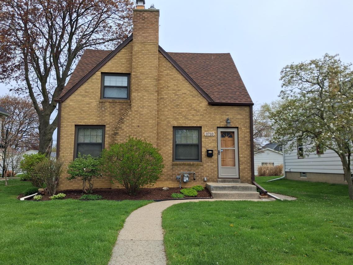 3710 S Ahmedi Ave, Saint Francis, WI 53235