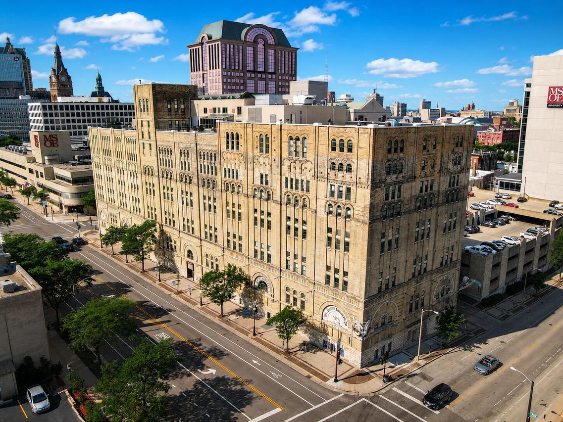 270 E Highland Ave #916, Milwaukee, WI 53202