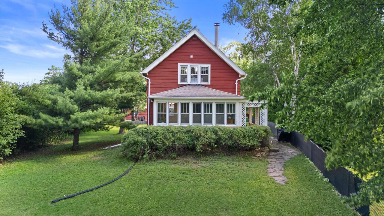 18905 W Linnie Lac Pl, New Berlin, WI 53146