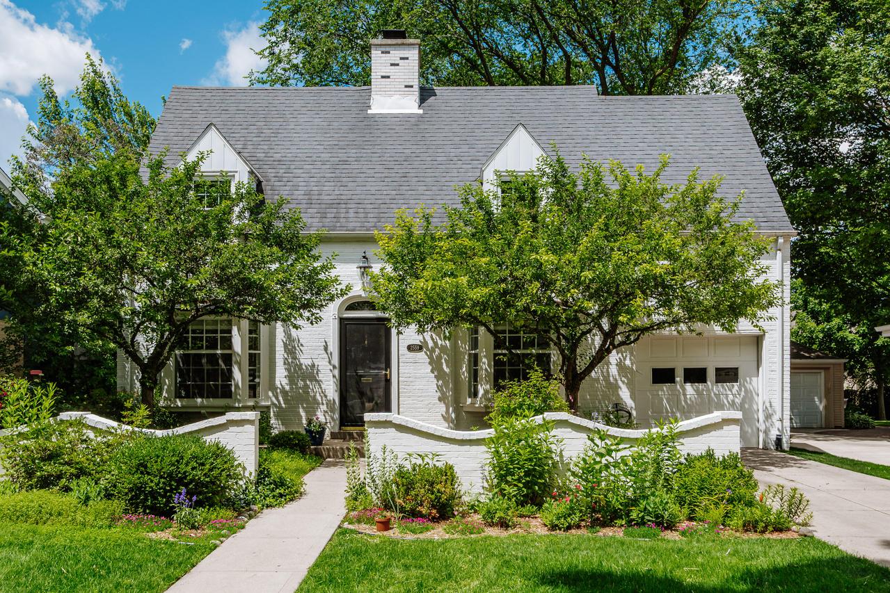 2559 N 86th St, Wauwatosa, WI 53226
