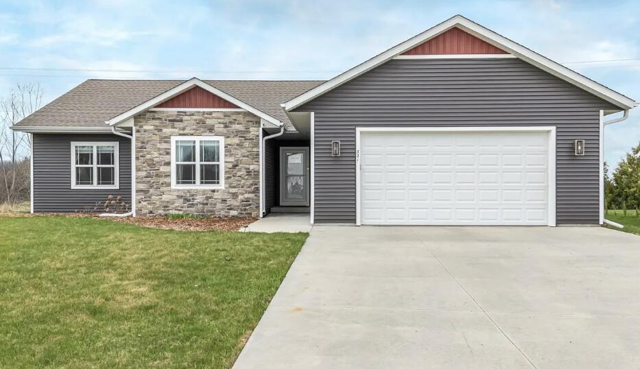 531 S Silver Fox Dr, Kewaskum, WI 53040