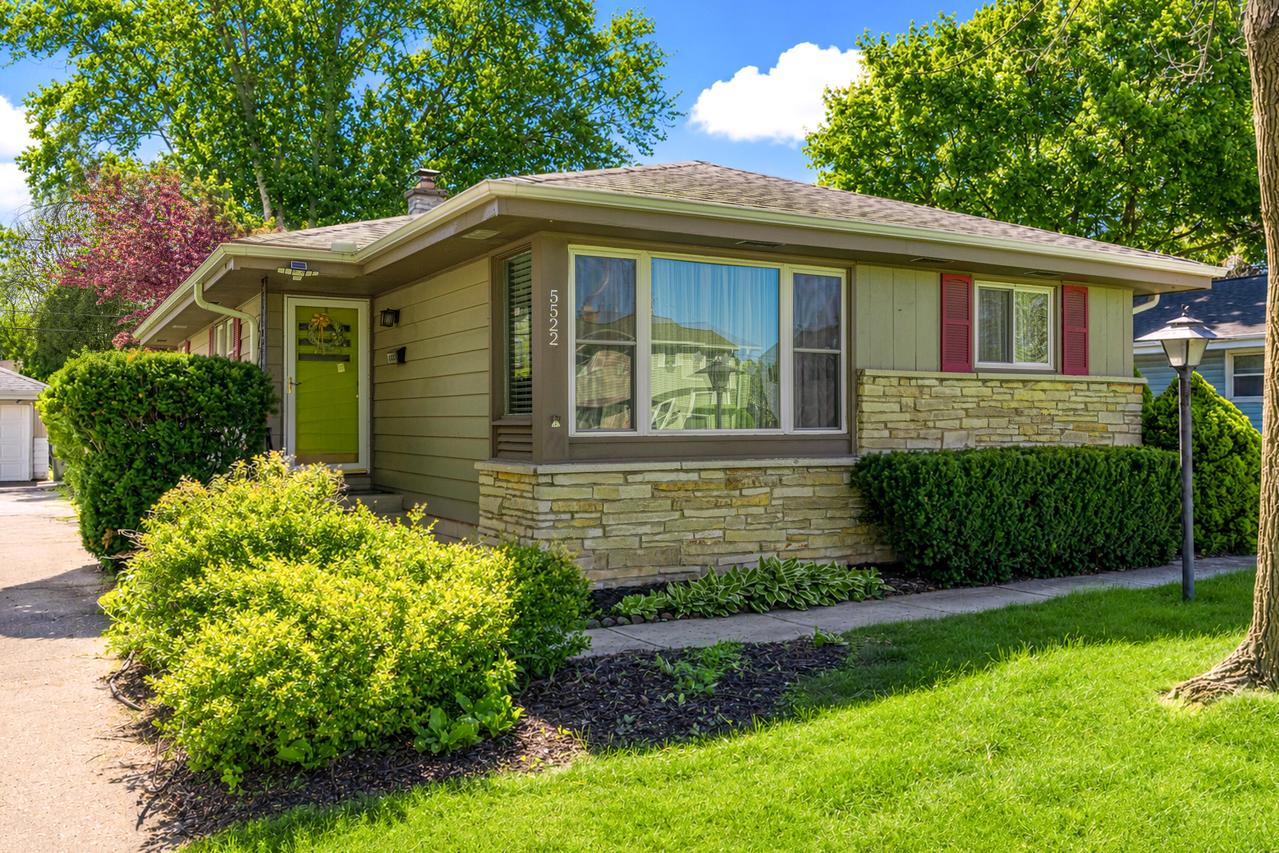 5522 N Mohawk Ave, Glendale, WI 53217