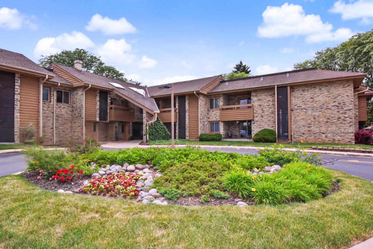 2101 W Good Hope Rd #111, Glendale, WI 53209