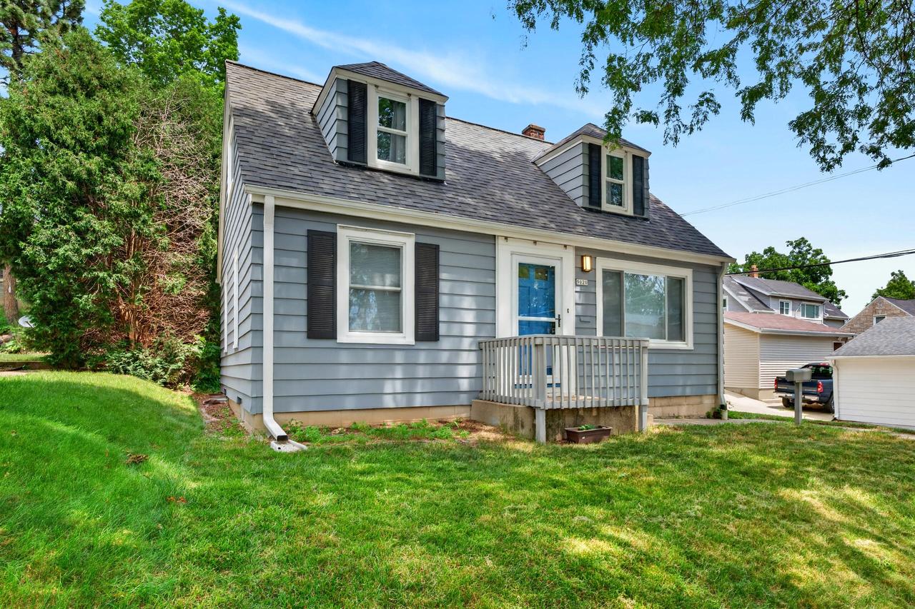 9020 W Vincent Pl, West Allis, WI 53214