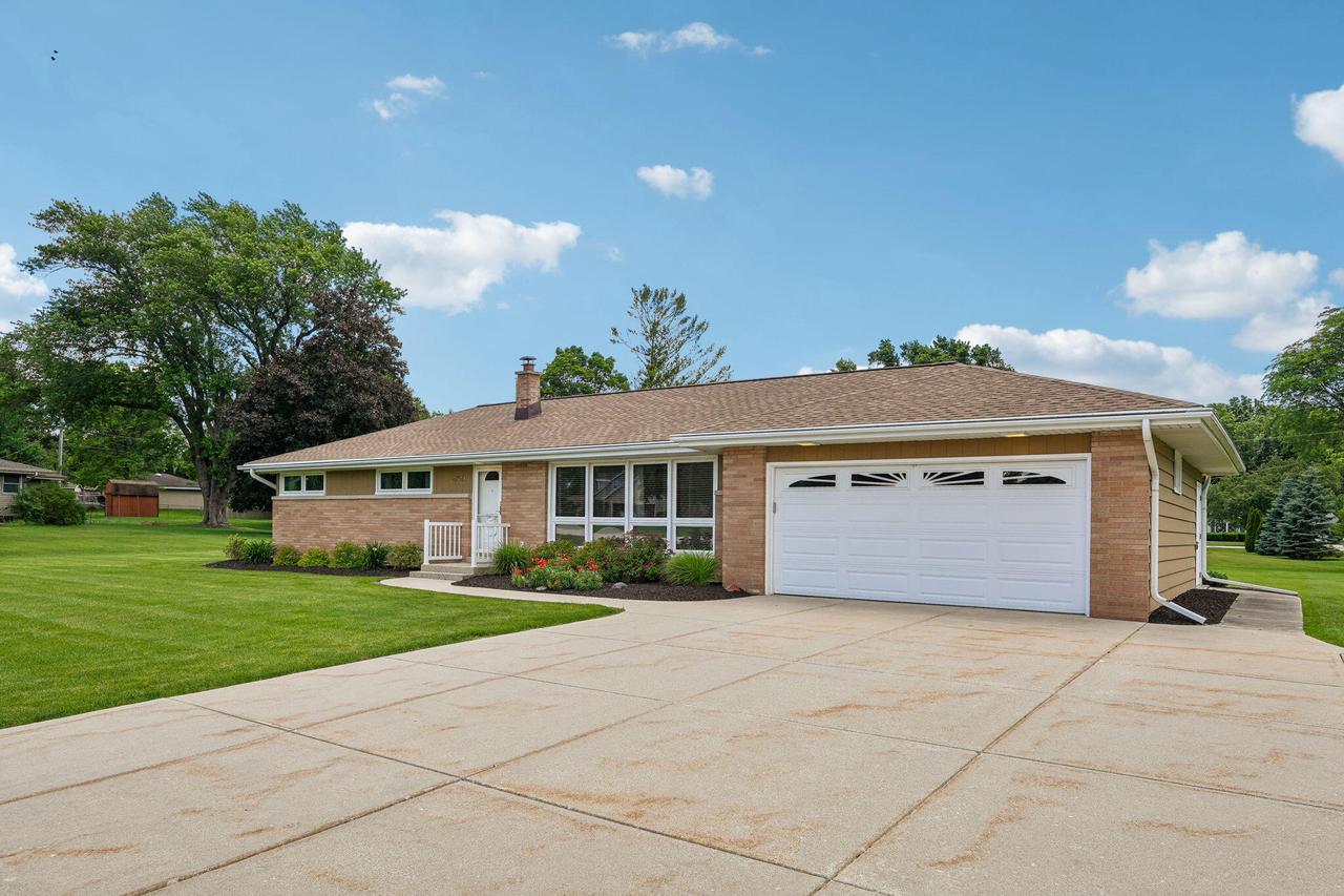 4541 S Clearwater Pl, New Berlin, WI 53151