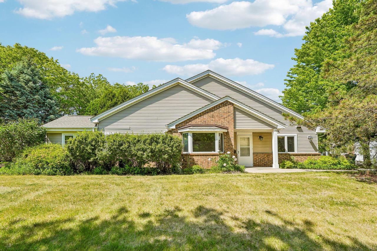 7017 W Hummingbird Ct, Milwaukee, WI 53223