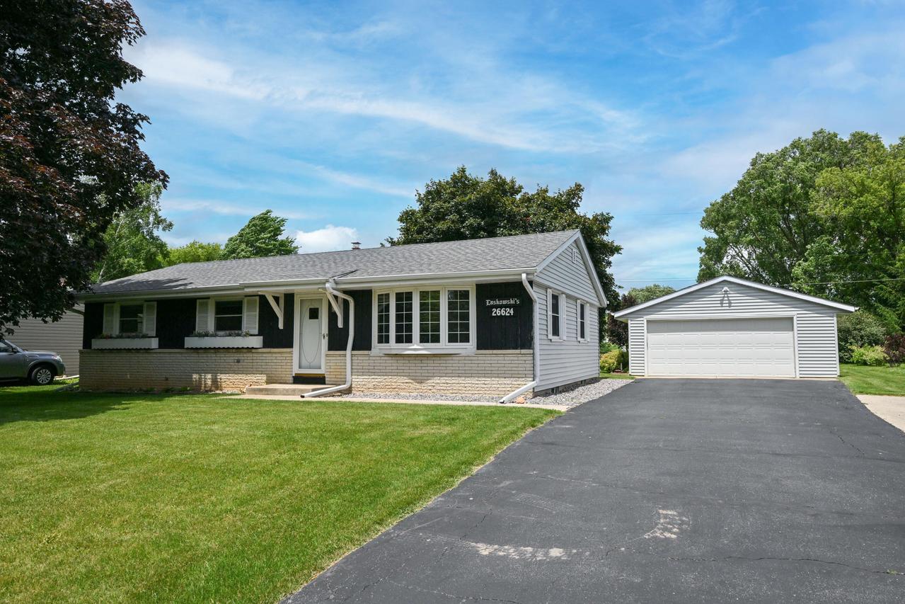 26624 Waubeesee Lake, Norway, WI 53185