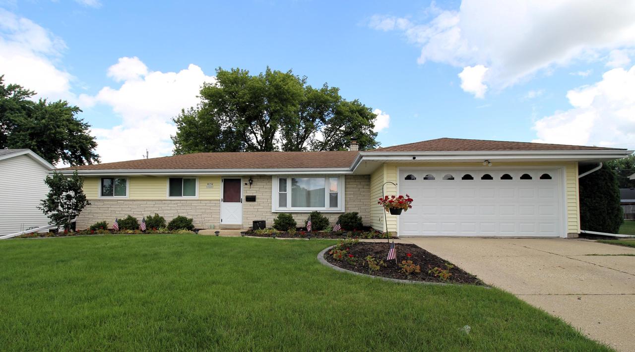 W174N9446 Joper Rd, Menomonee Falls, WI 53051