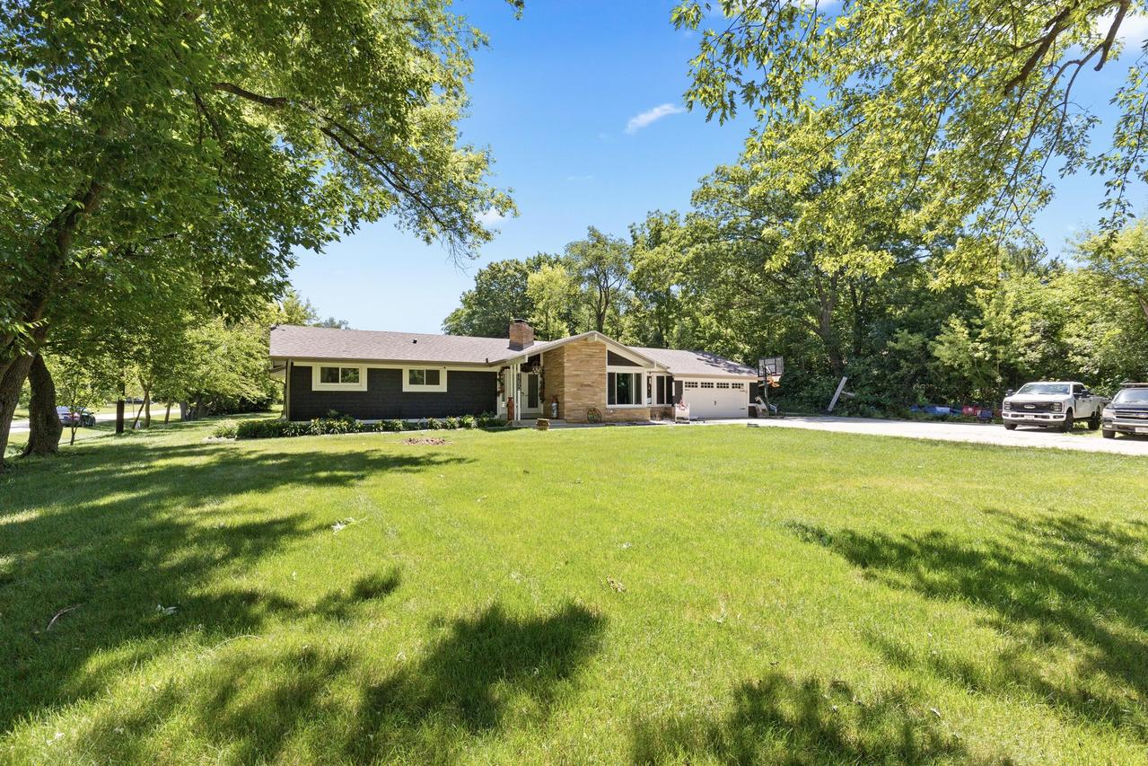 3290 S Johnson Rd, New Berlin, WI 53146