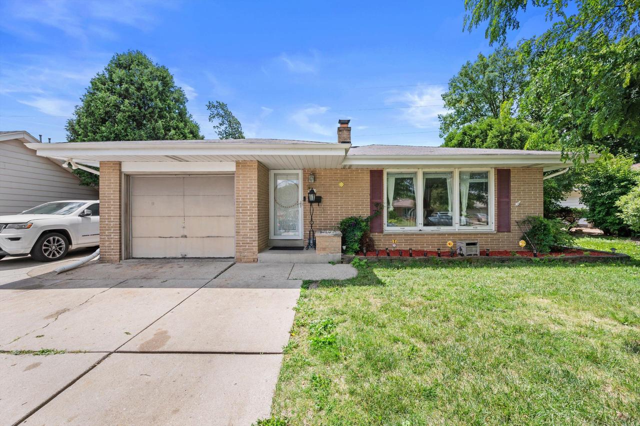 4501 W Tesch Ave, Greenfield, WI 53220