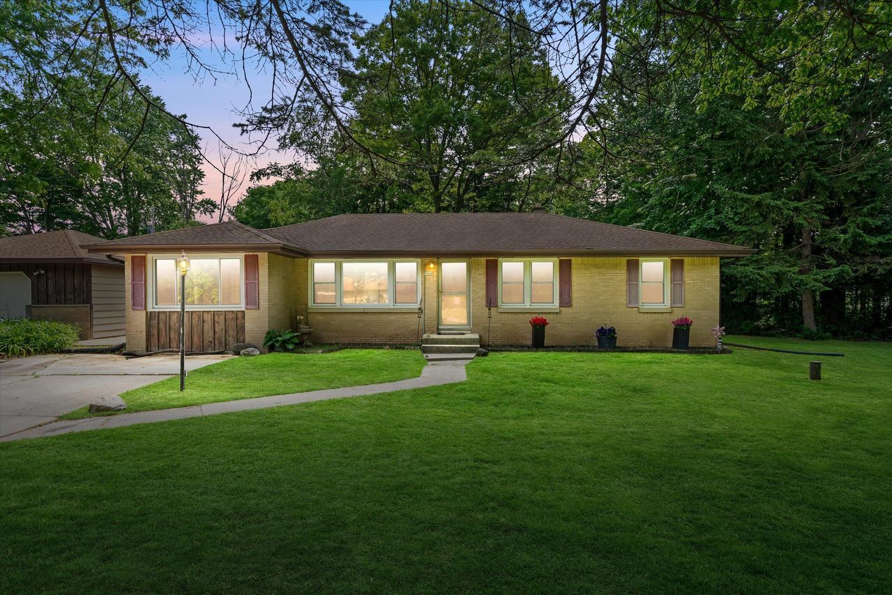 5870 S 41st St, Greenfield, WI 53221