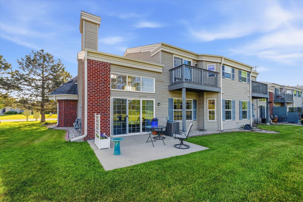 N16W26512 Golf View #H, Pewaukee, WI 53072
