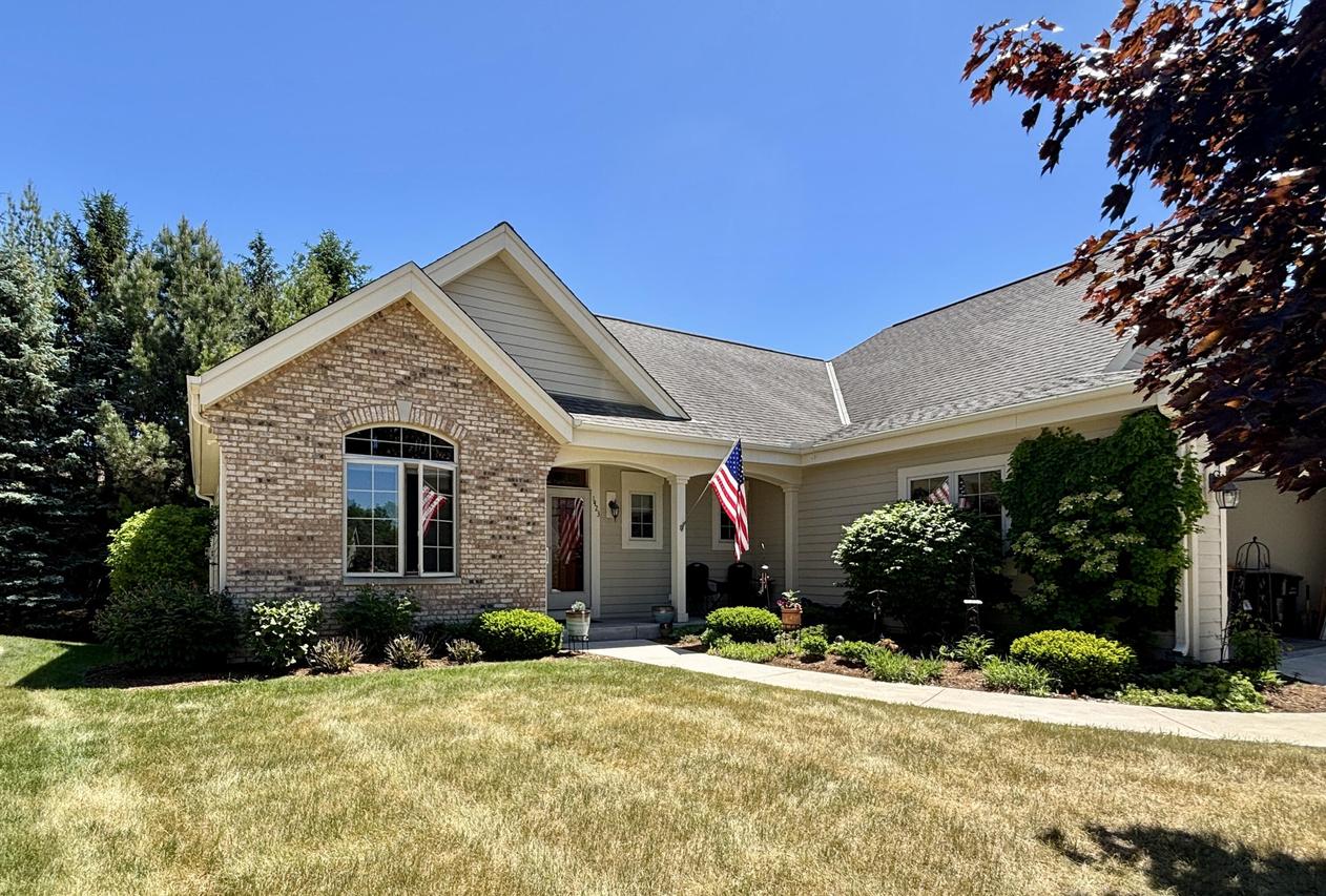 1423 Hidden Waters Cir, West Bend, WI 53095