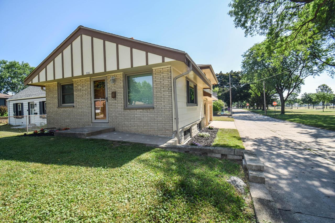 836 S 95th St, West Allis, WI 53214