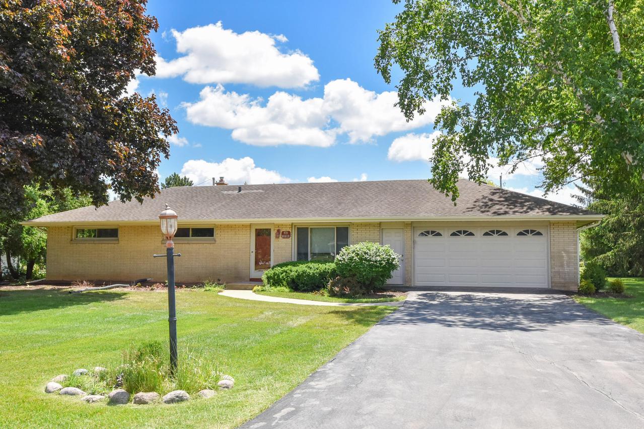 N79W16119 Community Dr, Menomonee Falls, WI 53051