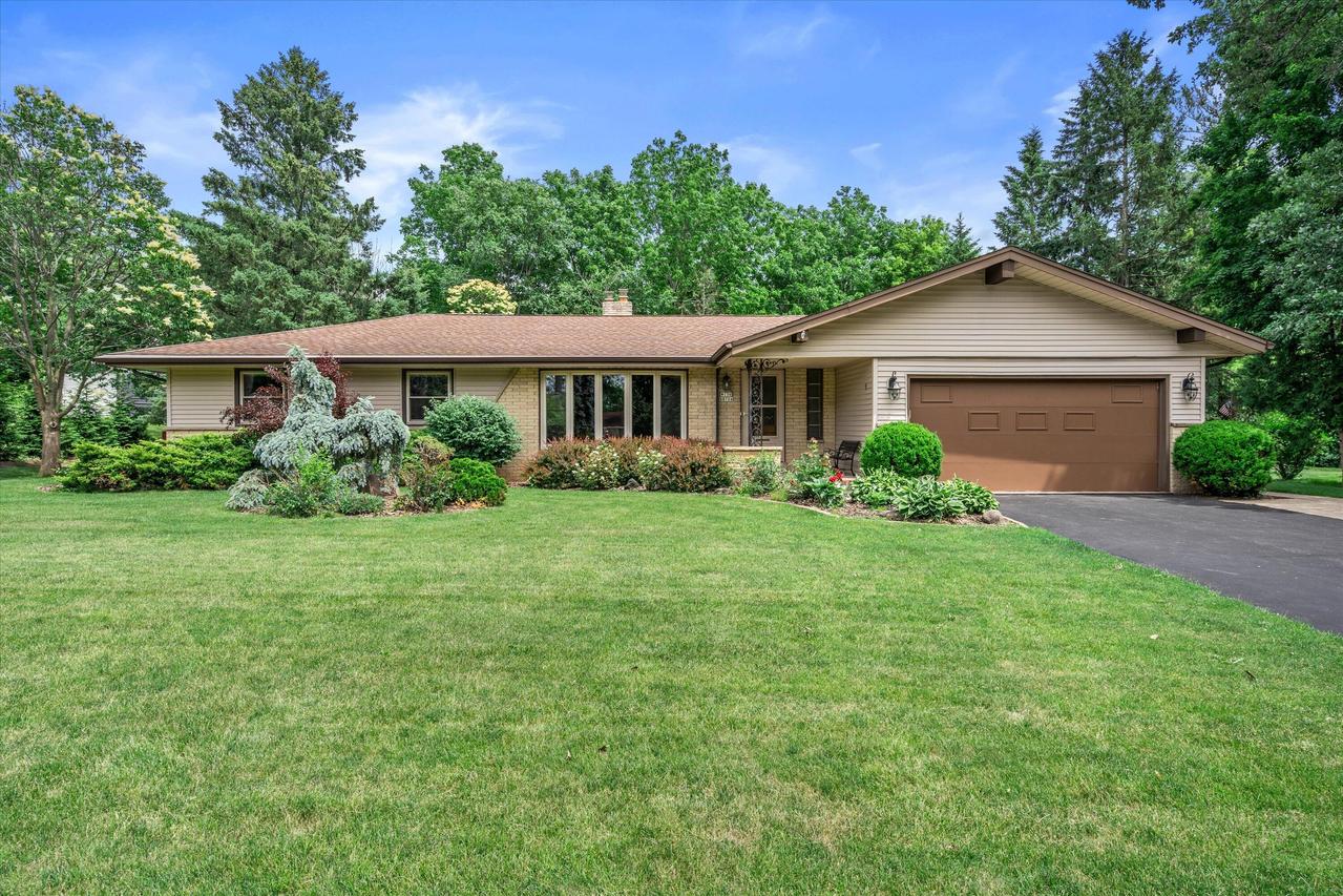 W136N8704 Esquire Rd, Menomonee Falls, WI 53051