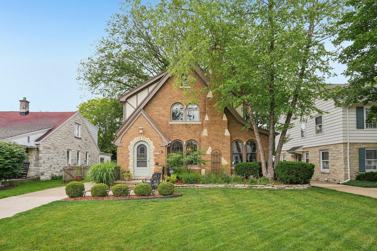 2517 N 96th St, Wauwatosa, WI 53226