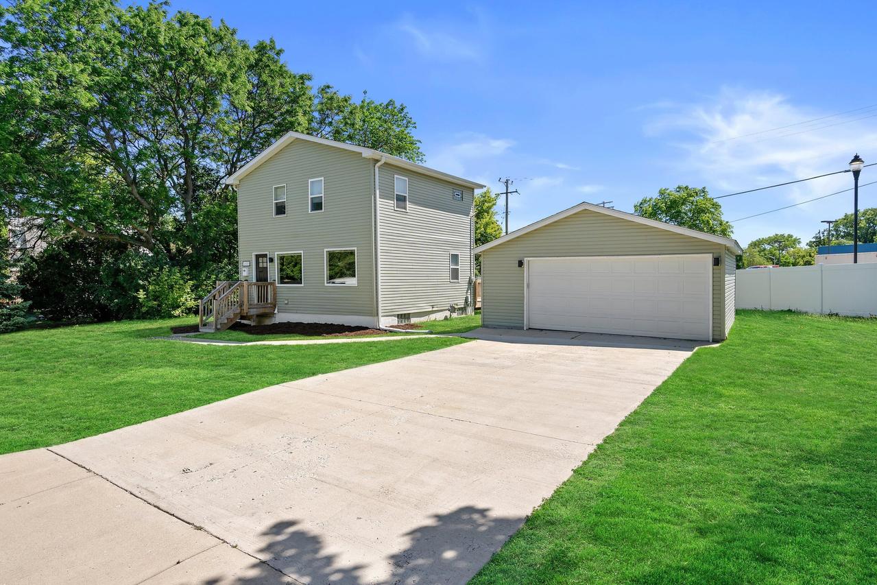 3662 S 32nd St, Greenfield, WI 53221