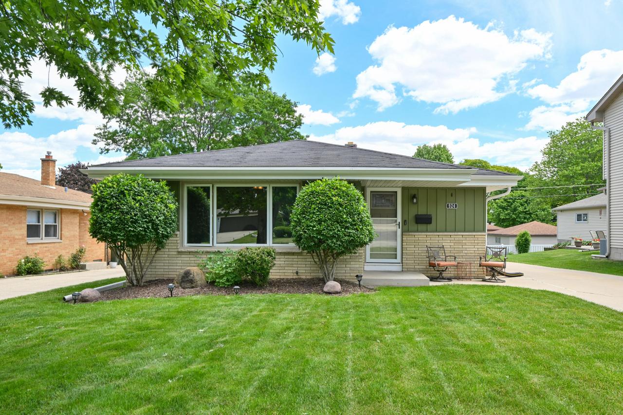924 S 124th St, West Allis, WI 53214