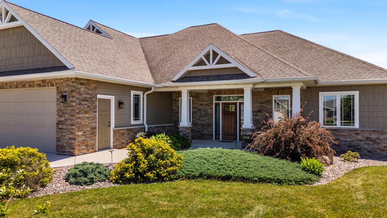 5209 Notre Dame Dr, Omro, WI 54963