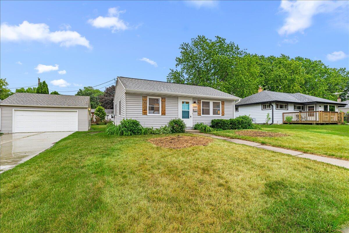 625 Pleasant Dr, West Bend, WI 53095