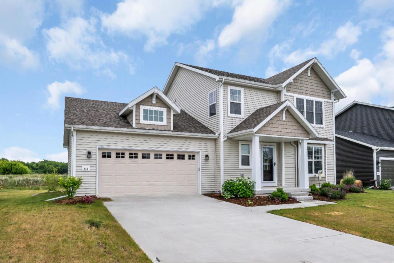 758 Burr Oak Ct, Oconomowoc, WI 53066