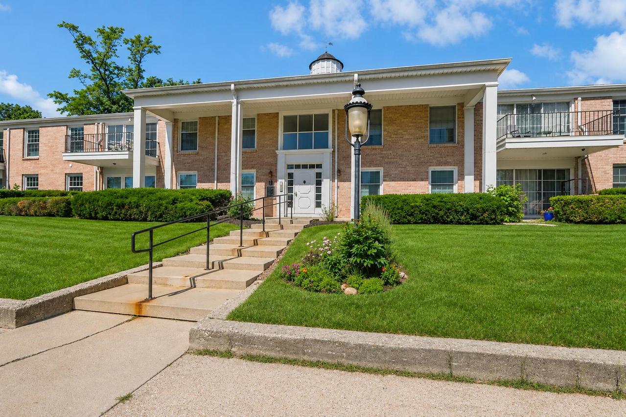 1305 W Main St #208, Lake Geneva, WI 53147