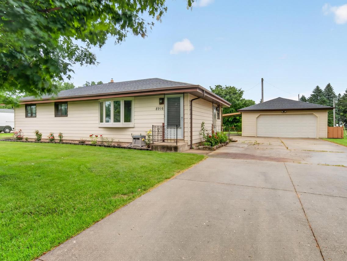 8916 S 84th St, Franklin, WI 53132