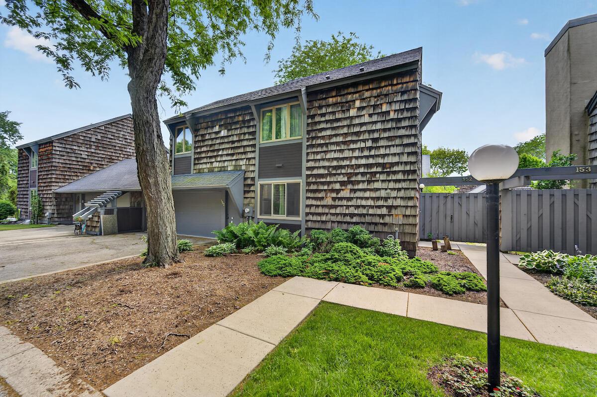 152 Lakefield Ct, Wind Point, WI 53402