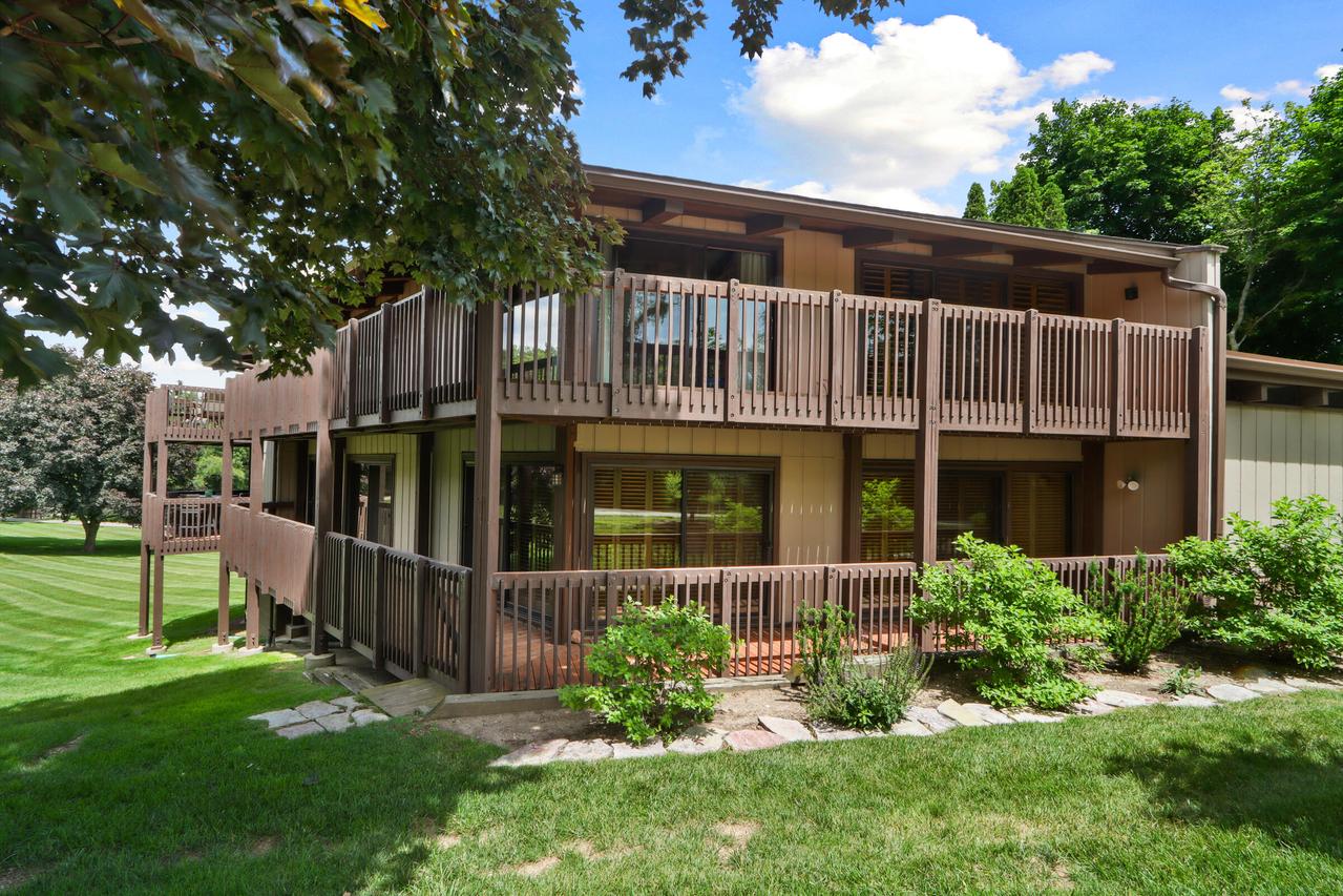 910 Windsor Ct #KK1, Fontana, WI 53125