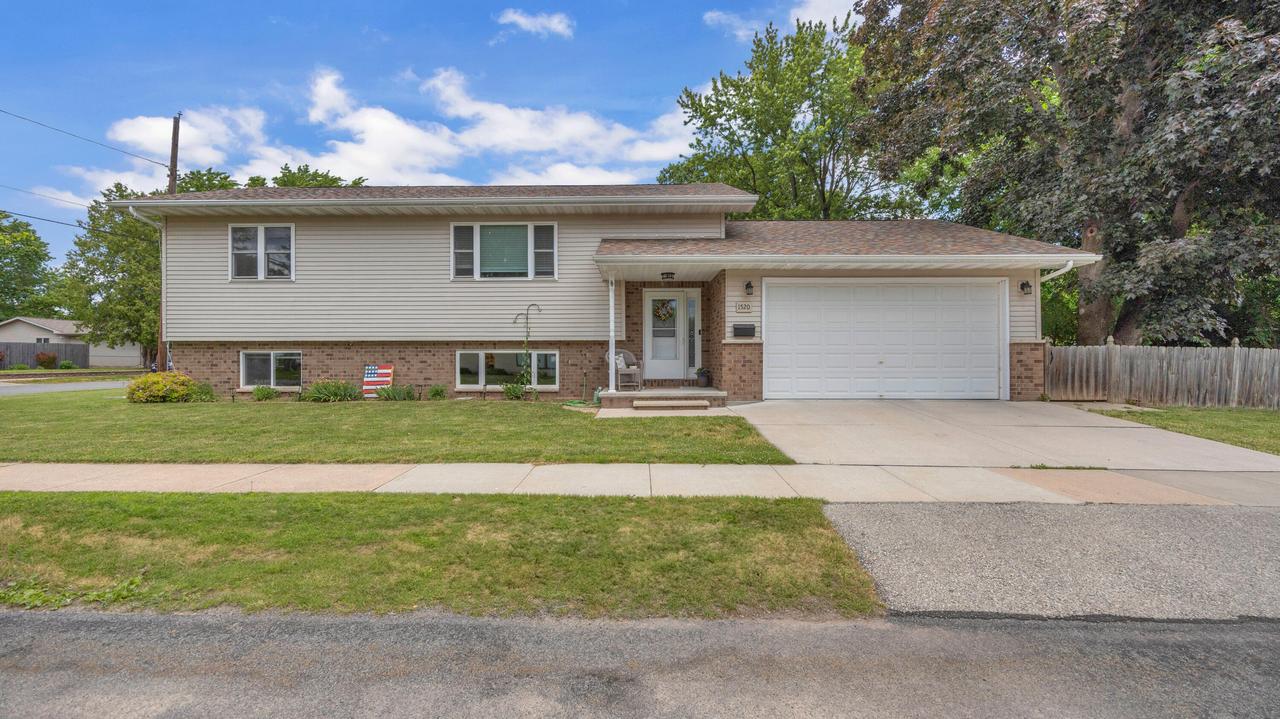 1520 Columbia Ave, Oshkosh, WI 54906