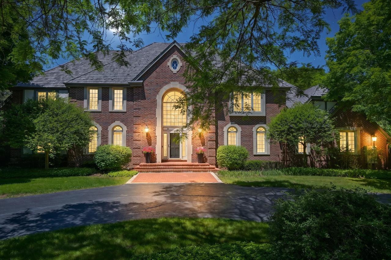 2146 W Columbia Dr, Mequon, WI 53092