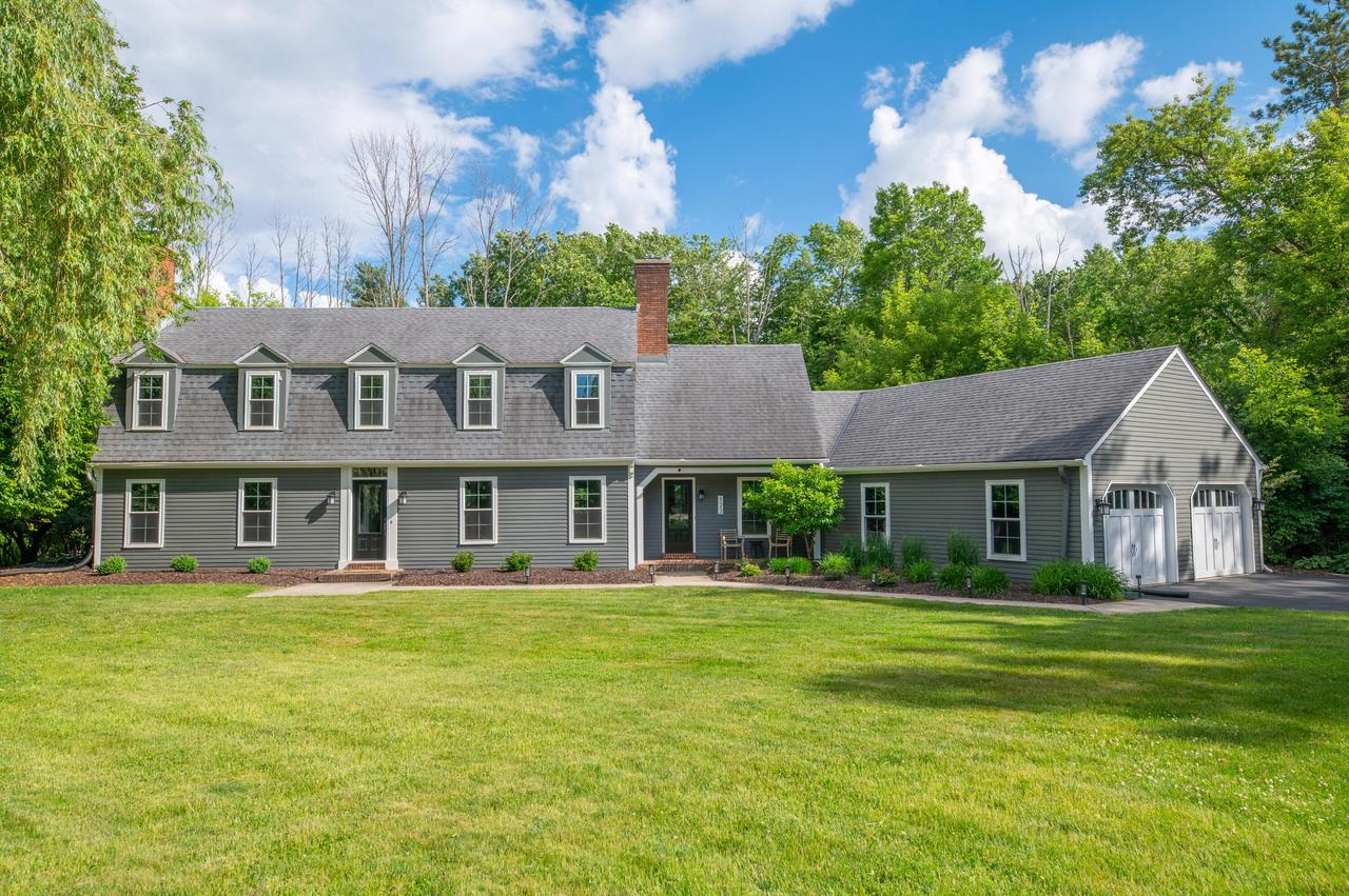 123 W Glenview Ct, Mequon, WI 53092