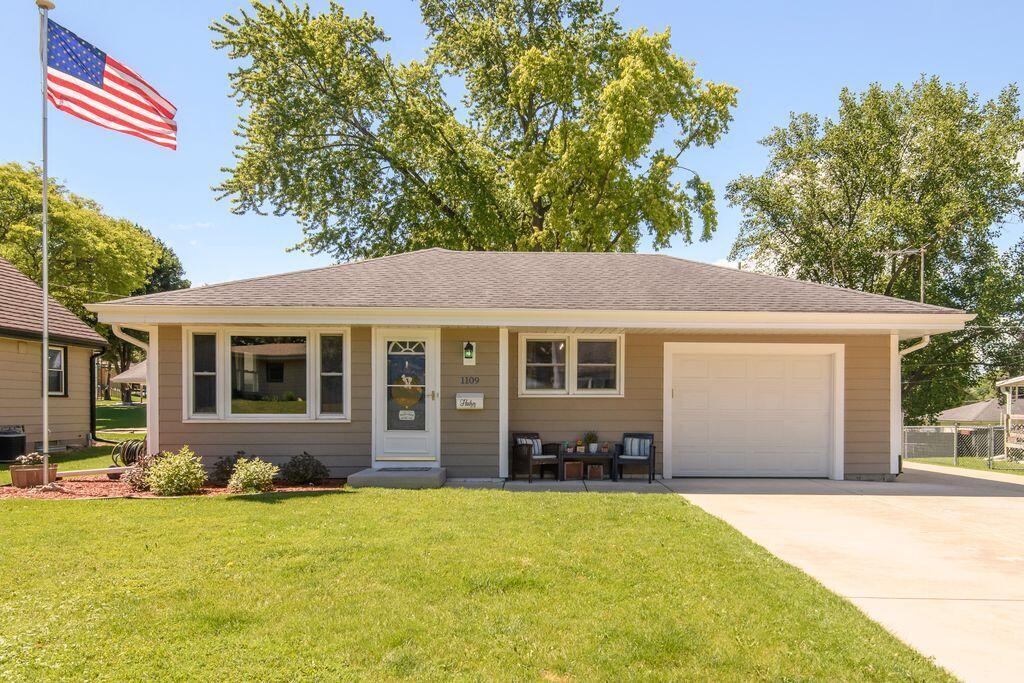 1109 Lawndale Ave, Waukesha, WI 53188
