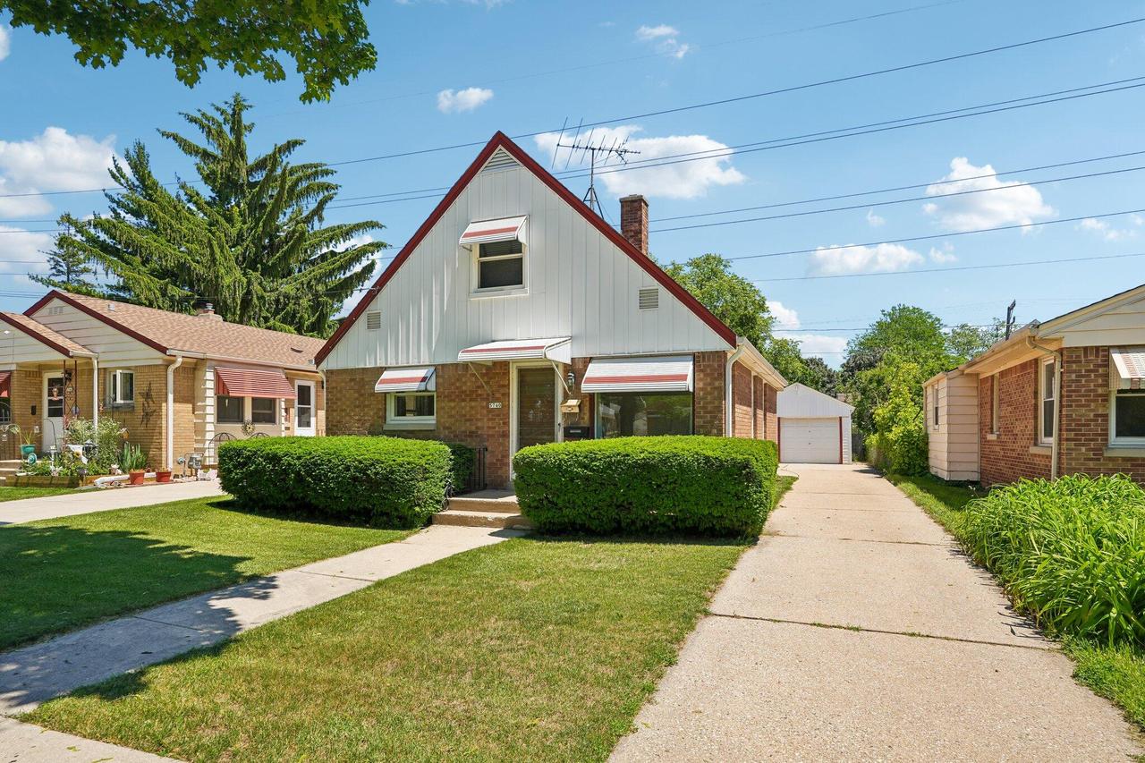 5740 N Dexter Ave, Glendale, WI 53209