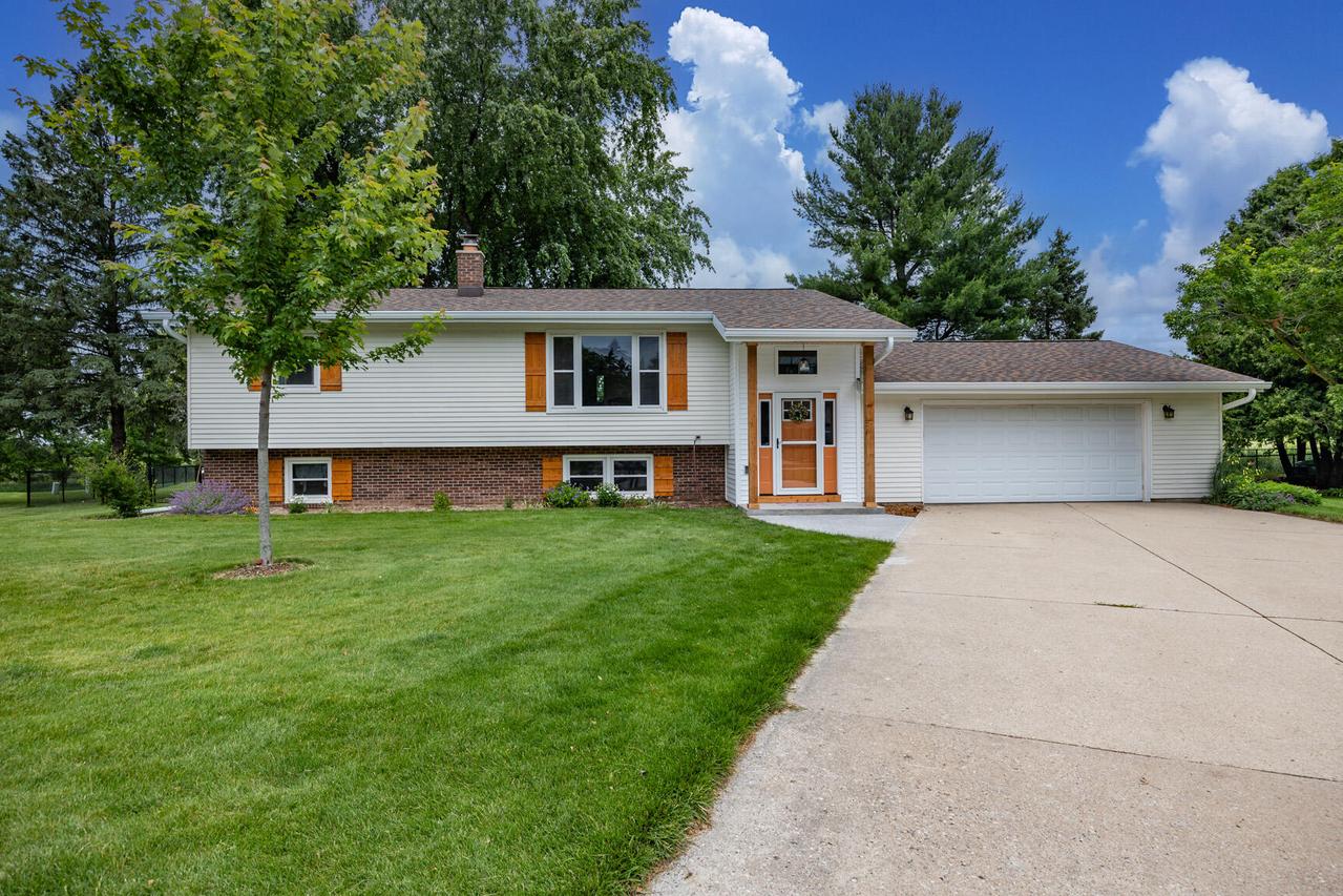 918 Sunset Ln, Horicon, WI 53032