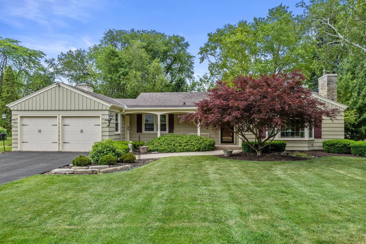 200 S Vincennes Cir, North Bay, WI 53402