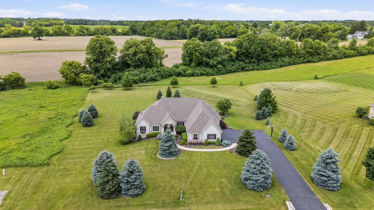 12575 N Hawks Glen, Mequon, WI 53097