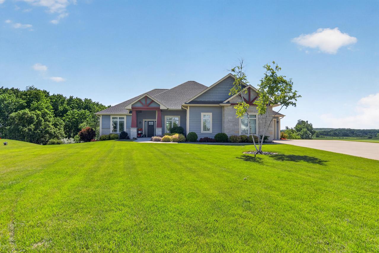 1852 Hunters Trl, Trenton, WI 53090
