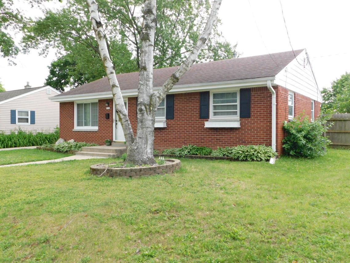 1531 Birch Dr, Waukesha, WI 53188