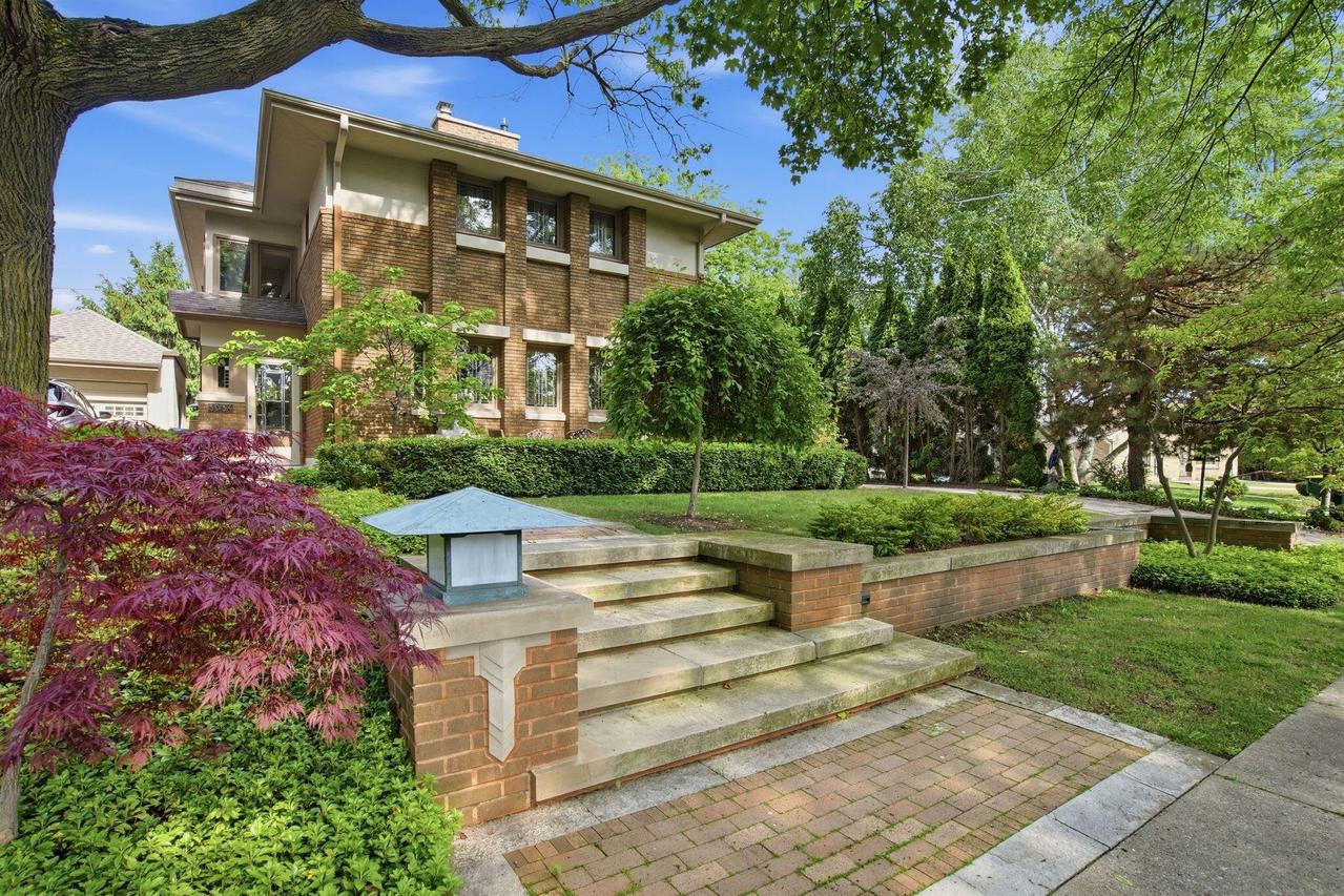 3934 N Harcourt Pl, Shorewood, WI 53211